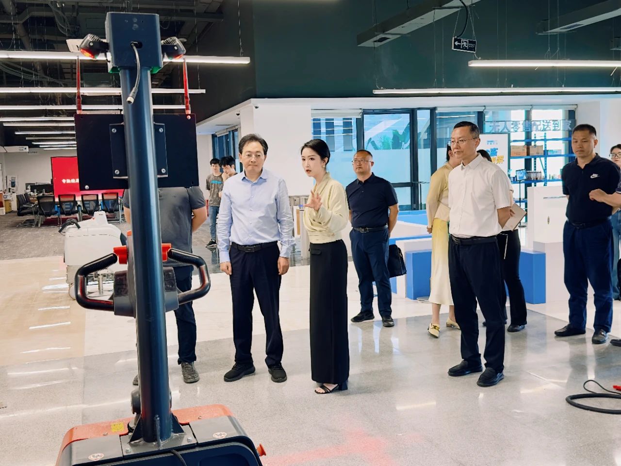成都市经信局主要领导带队调研越凡创新